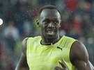 Usain Bolt v chladném poasí dobíhá do cíle závodu na 200 metr na mítinku...