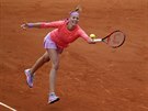 eská tenistka Petra Kvitová se natahuje po míku na Roland Garros.