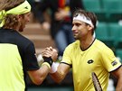 Slovák Luká Lacko gratuluje panlskému tenistovi Davidu Ferrerovi k výhe na...