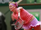 eská tenistka Petra Kvitová podává v prvním kole Roland Garros.