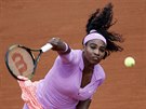 Americká tenistka Serena Williamsová podává v utkání s Hlavákovou na Roland...