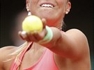 eská tenistka Andrea Hlaváková ped podáním v utkání se Serenou Williamsovou...