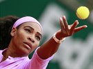 Americká tenistka Serena Williamsová se soustedí na podání v duelu s...