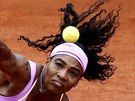 Americká tenistka Serena Williamsová dává do podání velikou sílu.