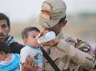 Irácký voják se stará o dít z Ramádí (19. kvtna 2015).