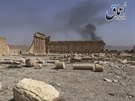 Fotografie poízená z videa Islámského státu ukazuje kou za památkami v syrské...