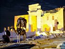 Velbloud stojí ped Belovým chrámem v Palmýe (snímek z roku 2010).