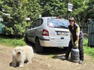 Ošetřovatelka z útulku Miroslava Feherváryová přivezla k psím kotcům...