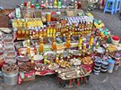 Nabídka olej ve stánku na slavném námstí Jemaa el-Fna v Marrakéi.