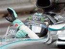 Nico Rosberg zdraví diváky po vítzství v Monaku.