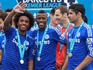 Fotbalisté Chelsea oslavují zisk mistrovského titulu.