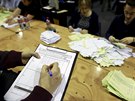 Volební komise v Dublinu sítá hlasy odevzdané volii v referendu (23. kvtna...