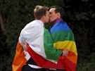 Homosexuální pár se líbá v centru Dublinu ped budovou, v ní volební komise...