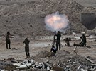 Vojáci irácké armády a příslušníci šíitských milic útočí na pozice Islámského...