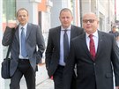 Zpravodajci Jan Pohnek, Milan Kovanda a Ondrej Páleník picházejí k soudu....