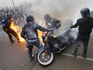 HORKO V MEXIKU. Mezi policisty v Mexico City dopadl Molotovv koktejl. Bhem...