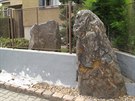 Menhir Zkamenlý slouha (vpravo) v Dolních Chabrech na severu Prahy stával v...