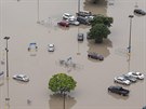 Zaplavené parkovit ped Wal-Martem v texaském San Markosu (24. kvtna 2015)