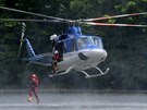 Pratí hasii cviili spolen s posádkou policejního vrtulníku Bell 412 a...