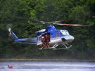 Pratí hasii cviili spolen s posádkou policejního vrtulníku Bell 412 a...