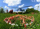 Pratí hasii cviili spolen s posádkou policejního vrtulníku Bell 412 a...