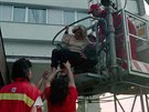Evakuace host a personálu z hotelu Olympik v Karlín pomocí vysokozdviné...