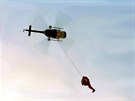 Evakuace vrtulníkem pi poáru hotelu Olympik v Karlín.