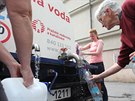 Voda v Praze-Dejvicích není pitná. Obyvatelé mou vyuít pistavené cisterny v...