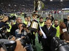 Trenér Juventusu Massimilano Allegri s trofejí  pro vítze Italského poháru.