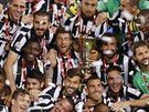 Fotbalisté Juventusu Turín se radují po vítzství v Italském poháru.