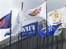 Sídlo Mezinárodní fotbalové federace FIFA v Curychu, ped ním jsou prapory...