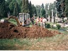 Pracovn�ci firmy Pargent p�ed patn�cti lety exhumovali t�la N�mc� z hromadn�ho...