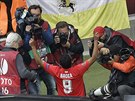 Útoník Carlos Bacca se raduje ze vsteleného gólu ve finále Evropské ligy.
