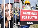 KONEC HRY! Aktivisté protestují proti vedení FIFA, a to kvli poruování...