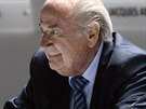 Prezident FIFA Sepp Blatter sleduje prbh volebního kongresu.