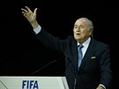 NADÁLE PREZIDENTEM. Sepp Blatter se raduje z vítzství v prezidentských volbách...