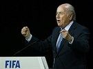 ZSTÁVÁ PREZIDENTEM. Sepp Blatter se raduje z vítzství v prezidentských...