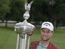 Americk golfista Chris Kirk s trofej pro vtze turnaje ve Fort Worthu.