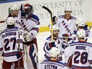 Hokejisté New York Rangers se radují z výhry na led Tampy Bay.
