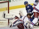 Gólman Henrik Lundqvist z New York Rangers ztratil po jednom závaru ped jeho...