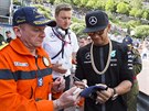 Lewis Hamilton (vpravo) se podepisuje ped Velkou cenou Monaka.