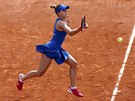 Alizé Cornetová v utkání 3. kola Roland Garros proti Mirjan Luiové-Baroniové