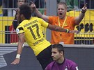 Pierre-Emerick Aubameyang z Dortmundu (vlevo) se raduje z trefy proti Werderu...