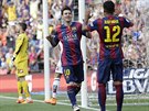 Útoník Barcelony Lionel Messi (druhý zprava) se raduje z trefy proti La Corun.