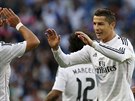 Útoník Realu Madrid Cristiano Ronaldo (vpravo) slaví se spoluhráem jeden ze...