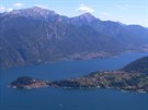 Pohled pes jezero Como k jihovýchodu v míst, kde se vodní plocha rozdluje na...