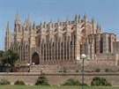 Skvlá gotická katedrála v Palm zdálky pipomíná lo chystající se vyplout na...