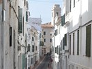 Ulice Carrer d Isabel II v hlavním mst Menorcy Mahónu
