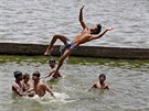 Indové hledají pi tyicetistupových vedrech útoit ve vod (Ahmadábád, 24....