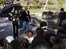 Zpvák Michael Jackson hovoí s dtmi pi návtv jeho rane. 